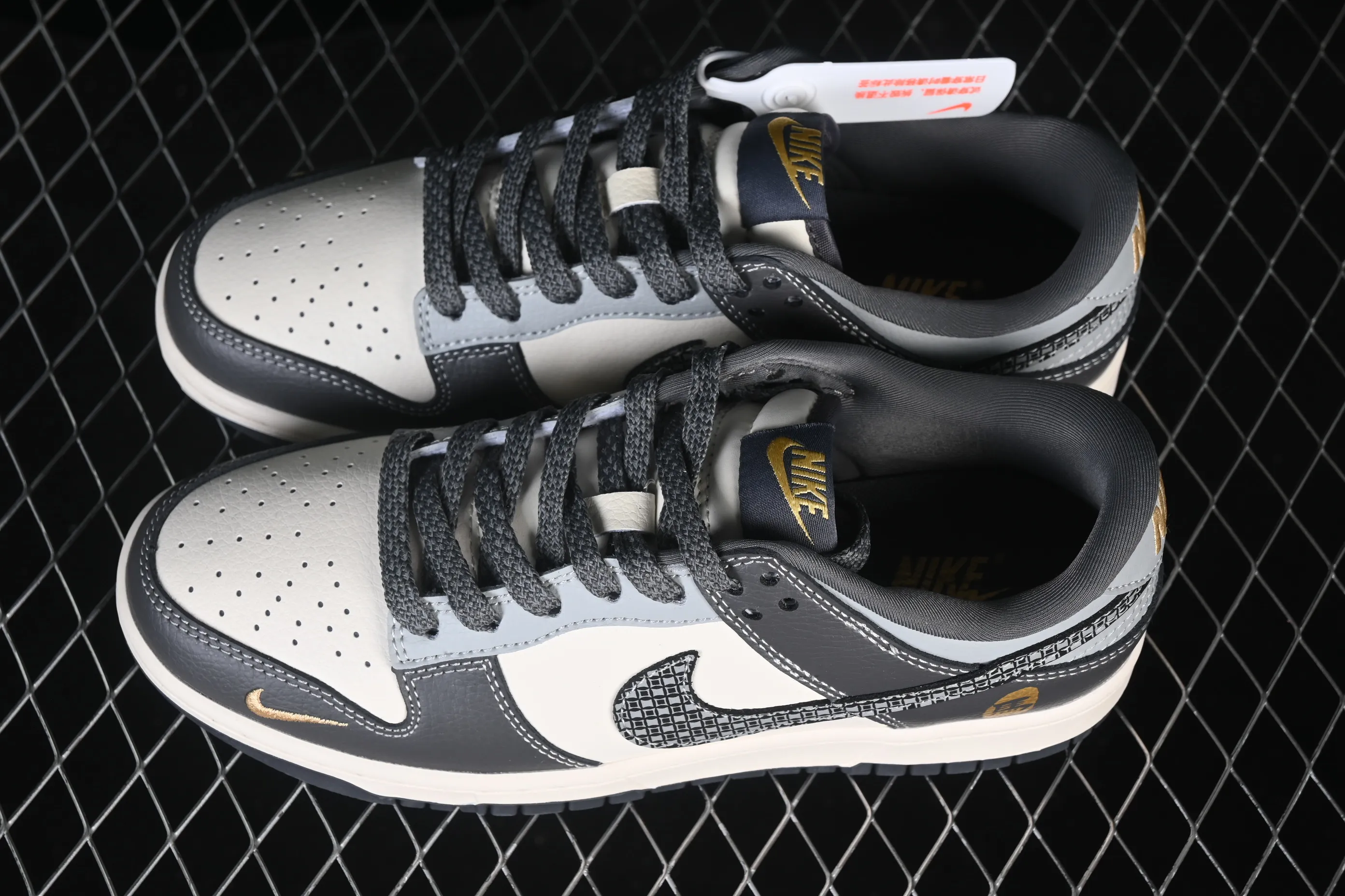 All categories Nk SB Dunk Series Nk SB Dunk Low High-end customized low-top sneakers Nike SB Dunk Low Year of the Horse limited edition Black Iron Horse High-end customized low-top casual skate shoes HG0026-012